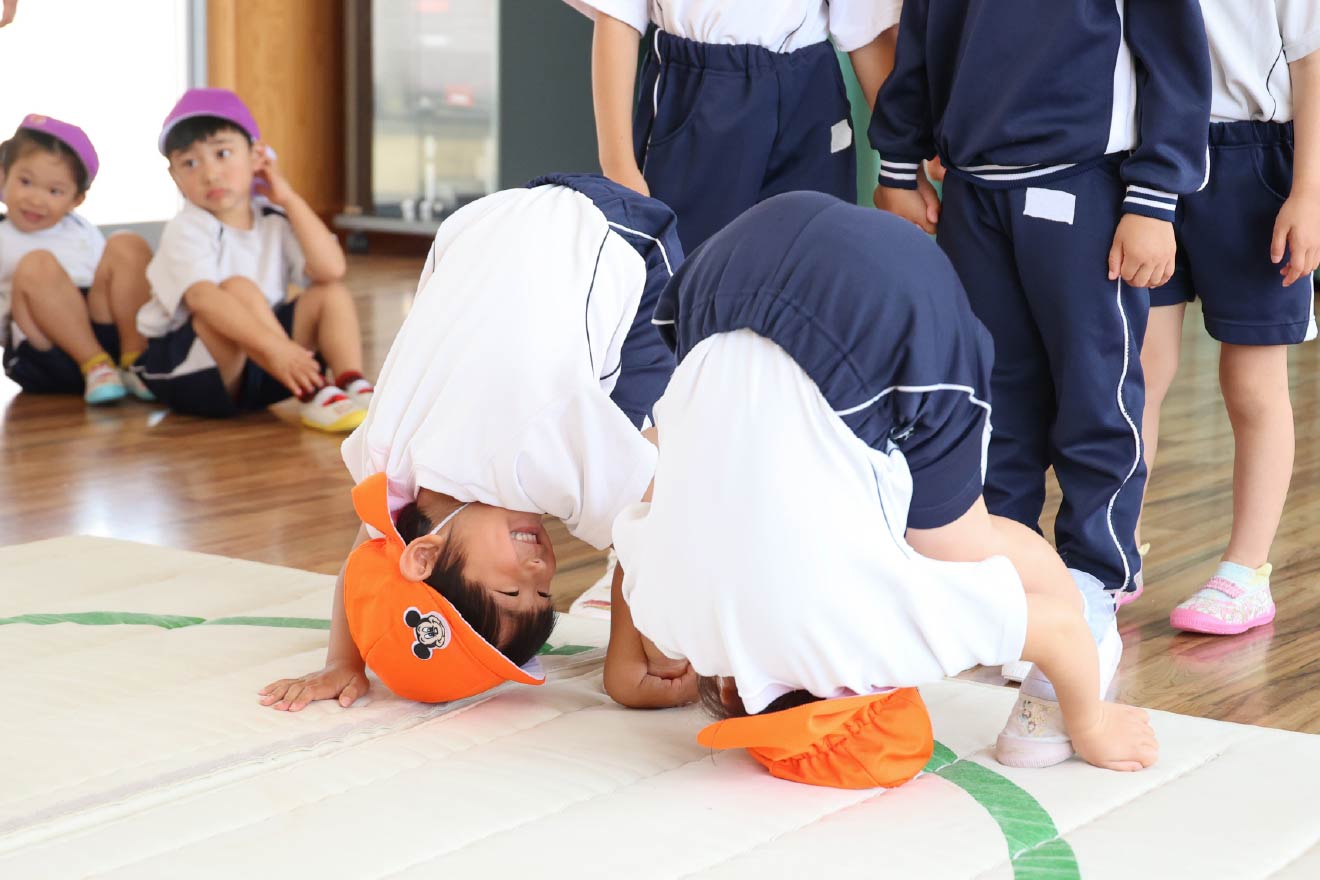 2人で前転する園児