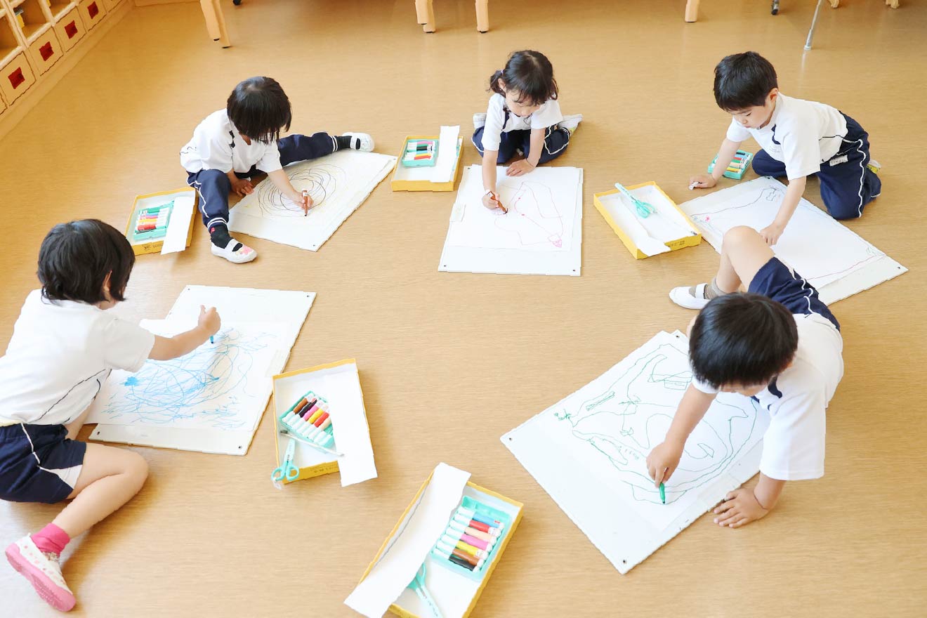 クレヨンで画用紙にお絵かき
