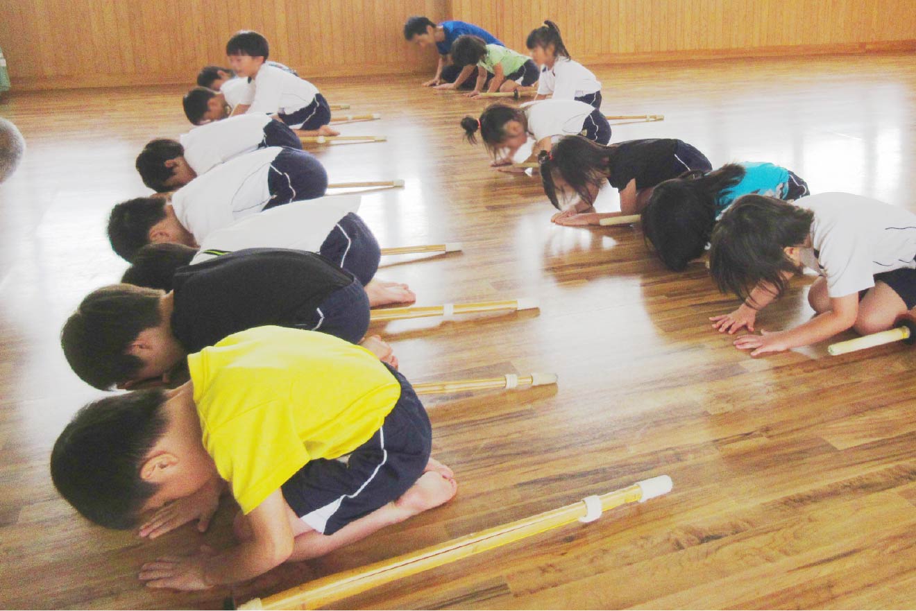 行儀良くお辞儀をする5歳児クラス